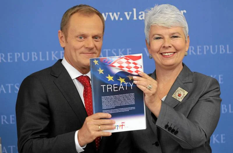 Premier Donald Tusk i premier Chorwacji Jadranka Kosor podczas przekazania tekstu traktatu o przystąpieniu Chorwacji do Unii Europejskiej.