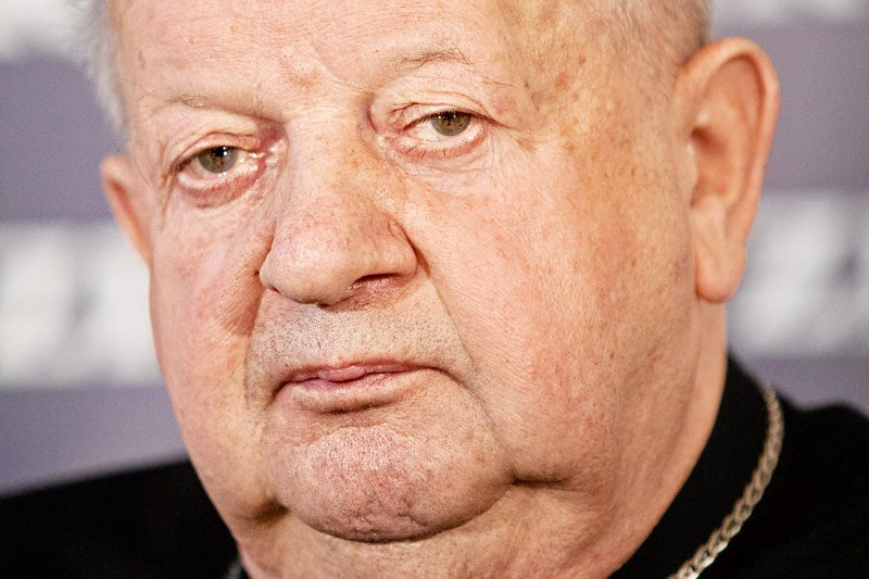 Kard. Stanisław Dziwisz popiera lekarzy, którzy odmawiają pacjentom pełnej opieki medycznej i nie chcą wskazywać miejsca gdzie można ją uzyskać.