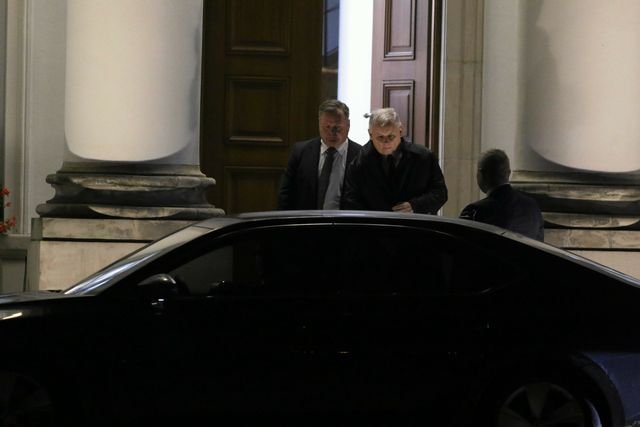 Jarosław Kaczyński wychodzi z jednego ze spotkań z Andrzejem Dudą dotyczącego proponowanych zmian w sądownictwie.