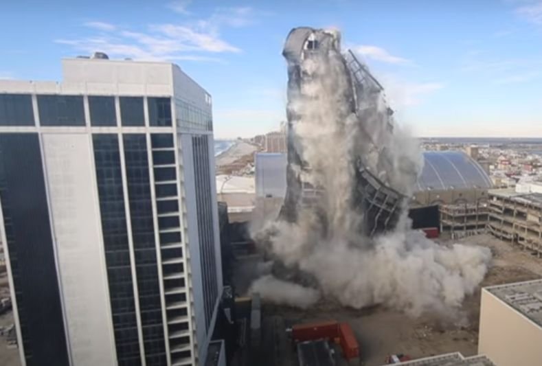 Wyburzenie kasyna Donalda Trumpa. Budynek wyleciał w powietrze [NAGRANIE].