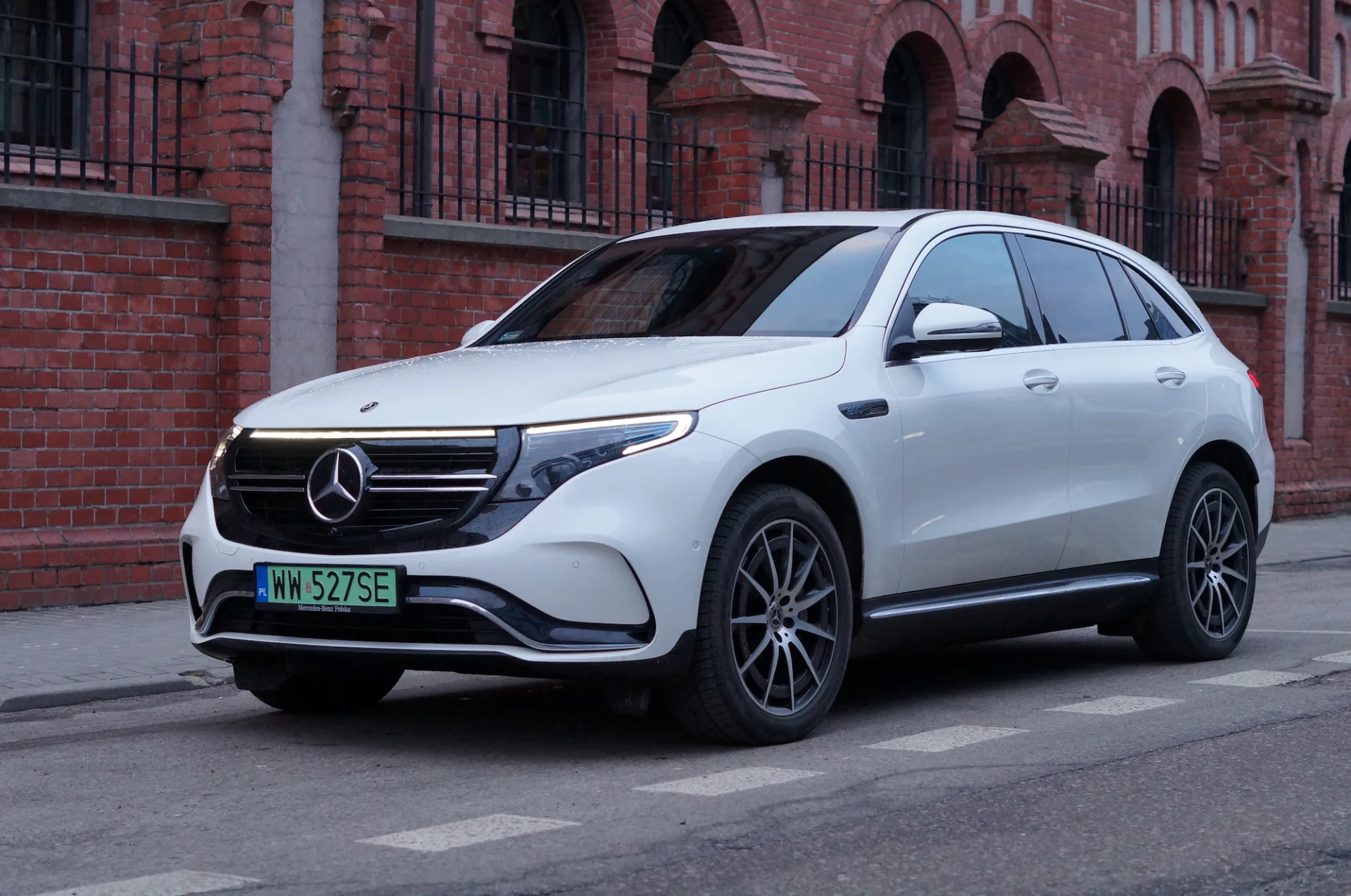 EQC to pierwszy w historii seryjnie produkowany samochód elektryczny Mercedesa.