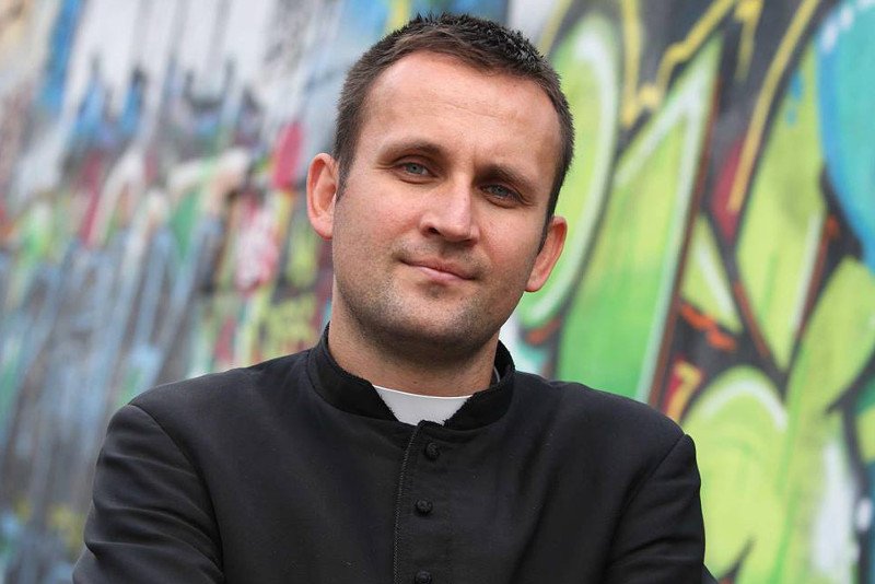 Ksiądz Jakub Bartczak odprawił mszę żałobną za zmarłego rapera - Tomasza Chadę.