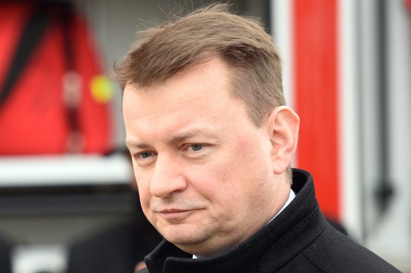 Tego nawet Bareja by nie wymyślił. Błaszczak przyznał odznakę samemu sobie, po czym odmówił jej przyjęcia