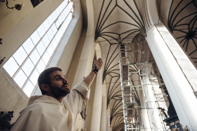 Kościół św. Mikołaja w Gdańsku czeka na remont. Wciąż pozostaje zamknięty. Na zdjęciu o. Maciej Okoński prezentuje zniszczenia na sklepieniu.