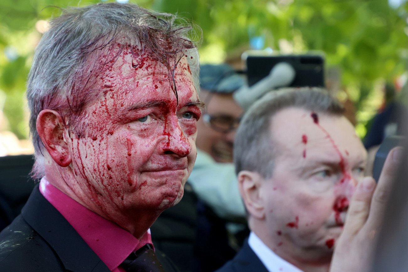 Ambasador Rosji został oblany czerwoną farbą przed Cmentarzem Żołnierzy Radzieckich w Warszawie