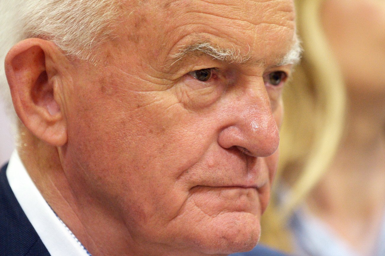 Leszek Miller odniósł się na Twitterze do opublikowanej 5 października w internecie listy numerów telefonów posłów i senatorów PiS.