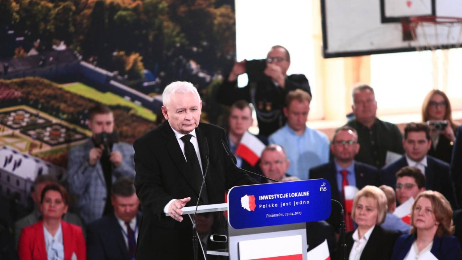Jarosław Kaczyński w Piekoszowie. Mówił o Tusku i "młodzieńczym wygłupie"
