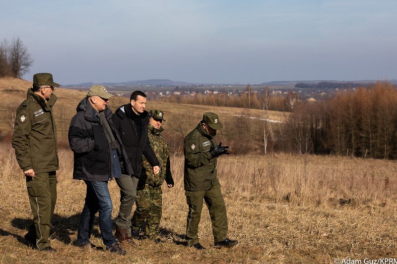 Huwniki. Tu znajduje się Placówka Strażnicy Granicznej i lądowisko dla helikopterów. Tu miał przylatywać marszałek Sejmu Marek Kuchciński. Tu w lutym był premier Morawiecki.