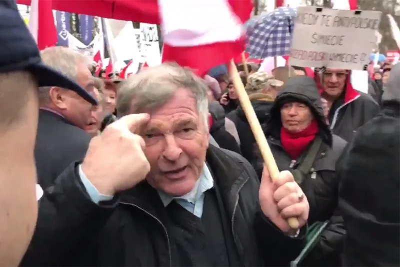 Sympatycy Prawa i Sprawiedliwości specyficznie zaprezentowali się na demonstracji w obronie rządu Jarosława Kaczyńskiego.