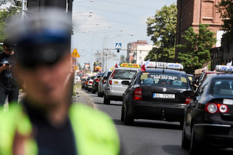 Jest proste rozwiązanie dla taksówkarzy, którzy protestują przeciwko Uberowi. Na zdjęciu – protest w Łodzi.