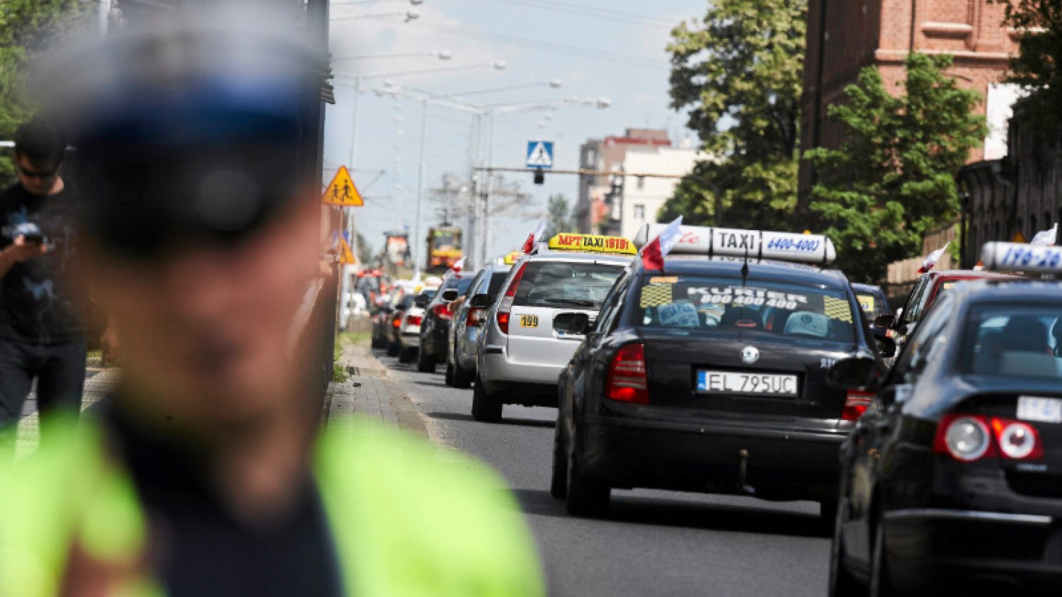Jest proste rozwiązanie dla taksówkarzy, którzy protestują przeciwko Uberowi. Na zdjęciu – protest w Łodzi.