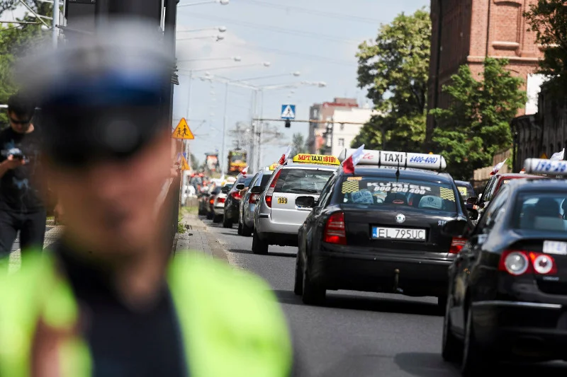 Jest proste rozwiązanie dla taksówkarzy, którzy protestują przeciwko Uberowi. Na zdjęciu – protest w Łodzi.
