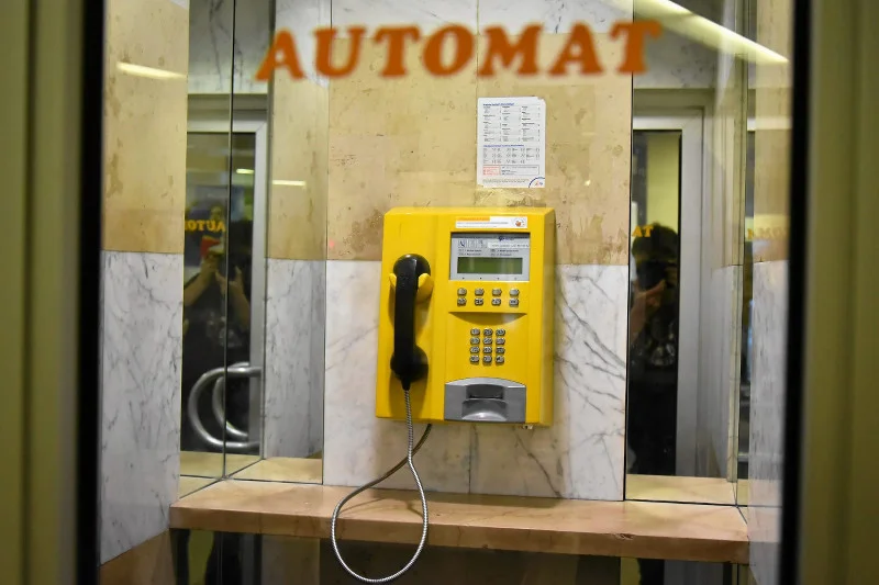 Ostatnia w Warszawie budka telefoniczna na Poczcie Głównej przy Świętokrzyskiej, nie licząc tych w szpitalach. Rzadko ktoś z niej korzysta