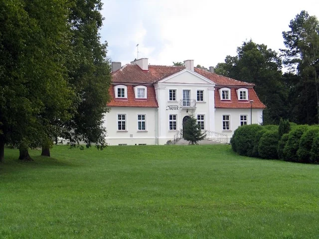 To właśnie tu zawitała ekipa "Piekielnego Hotelu". Dworek tonął w długach. Dziś trwa w nim remont, a goście chętnie chcą tu przejeżdżać.