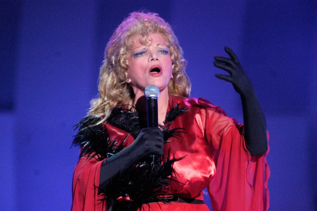 Sandra Drzymalska jako Villas. Pokazano zdjęcie z filmu "Dzięcioł i Violetta"