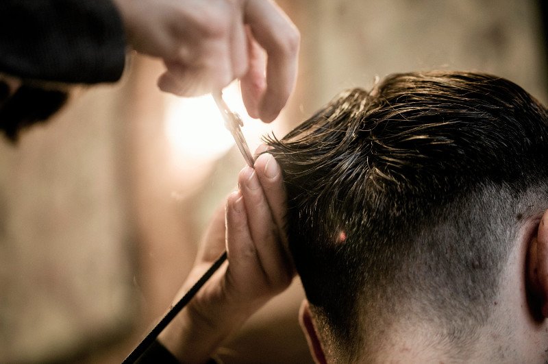 Kobieta chciała towarzyszyć koledze podczas strzyżenia. Szybko okazało się, że powodu płci nie jest miło widziana w lokalu.