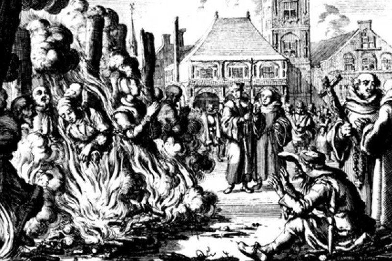 Palenie czarownic na stosie.