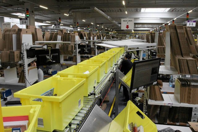 Z wrocławskiej hali Amazona odchodzą pierwsi pracownicy.