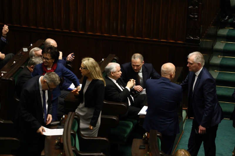 Prawo i Sprawiedliwość przyjęło ustawy o podatku bankowym i cofnięciu obniżenia wieku emerytalnego do 6 lat.