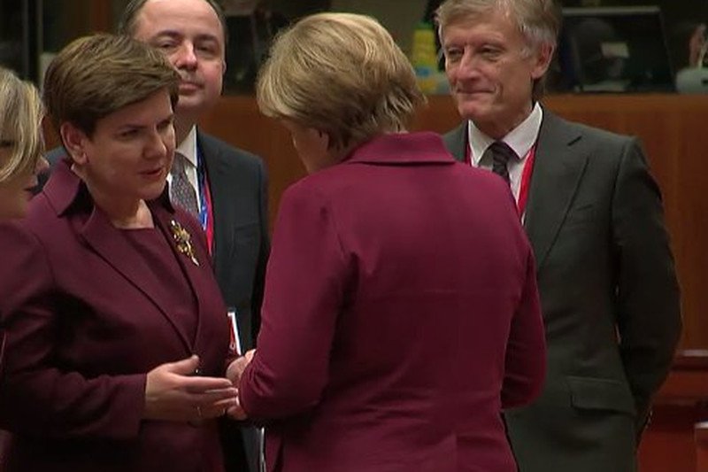 Premier Szydło i kanclerz Merkel – obie panie w purpurze.