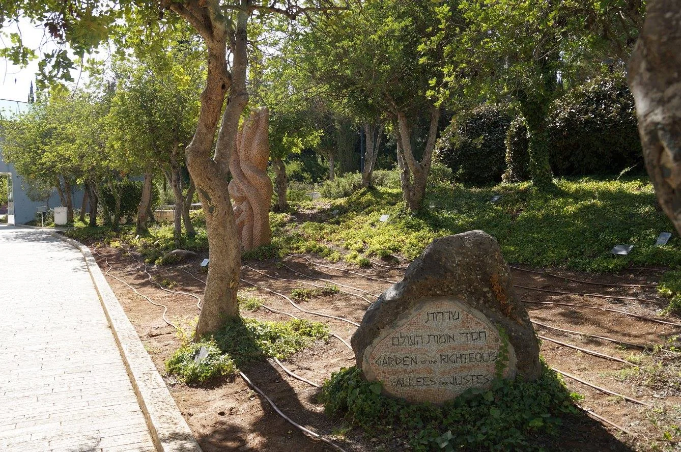 W Yad Vashem posadzone są drzewa upamiętniające "Sprawiedliwych wśród Narodów Świata" – nie-Żydów, którzy ratowali Żydów w czasie wojny, ryzykując życie i zdrowie. Powodem do chluby jest fakt, że największą grupę Sprawiedliwych stanowią Polacy.