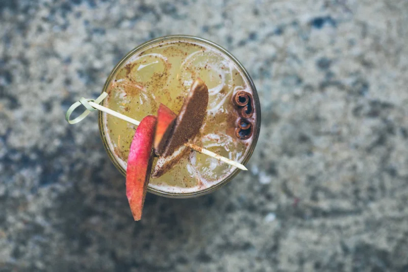 Drink szarlotka. Najlepszy przepis na pyszny koktajl szarlotka z żubrówką