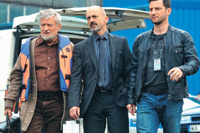 Bohaterowie serialu podczas pracy.