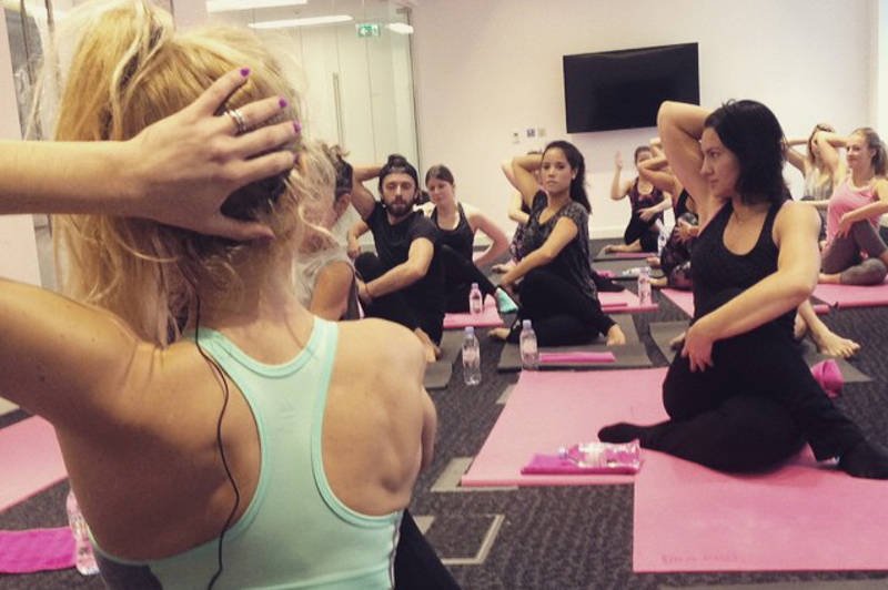 Podczas zajęć Vogi słychać energetyczną muzykę