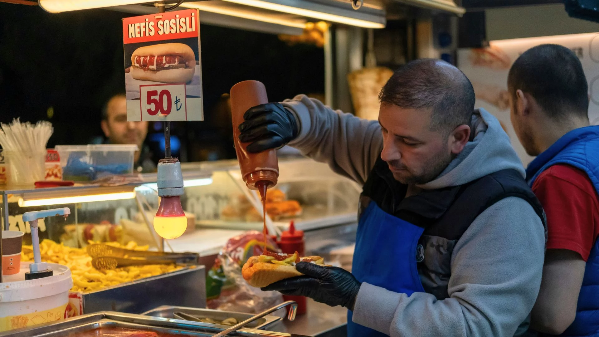 Troje turystów zmarło w Turcji. Chwilę wcześniej zjedli uliczne jedzenie