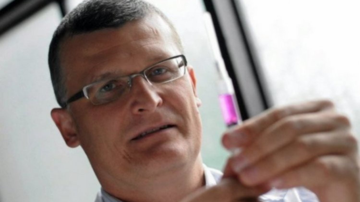 Dr Grzesiowski skrytykował noszenie przez Polaków "pseudomaseczek"