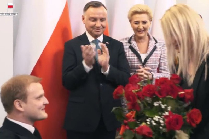 Strażak postanowił oświadczyć się swojej ukochanej w Pałacu Prezydenckim.