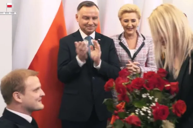 Strażak postanowił oświadczyć się swojej ukochanej w Pałacu Prezydenckim.