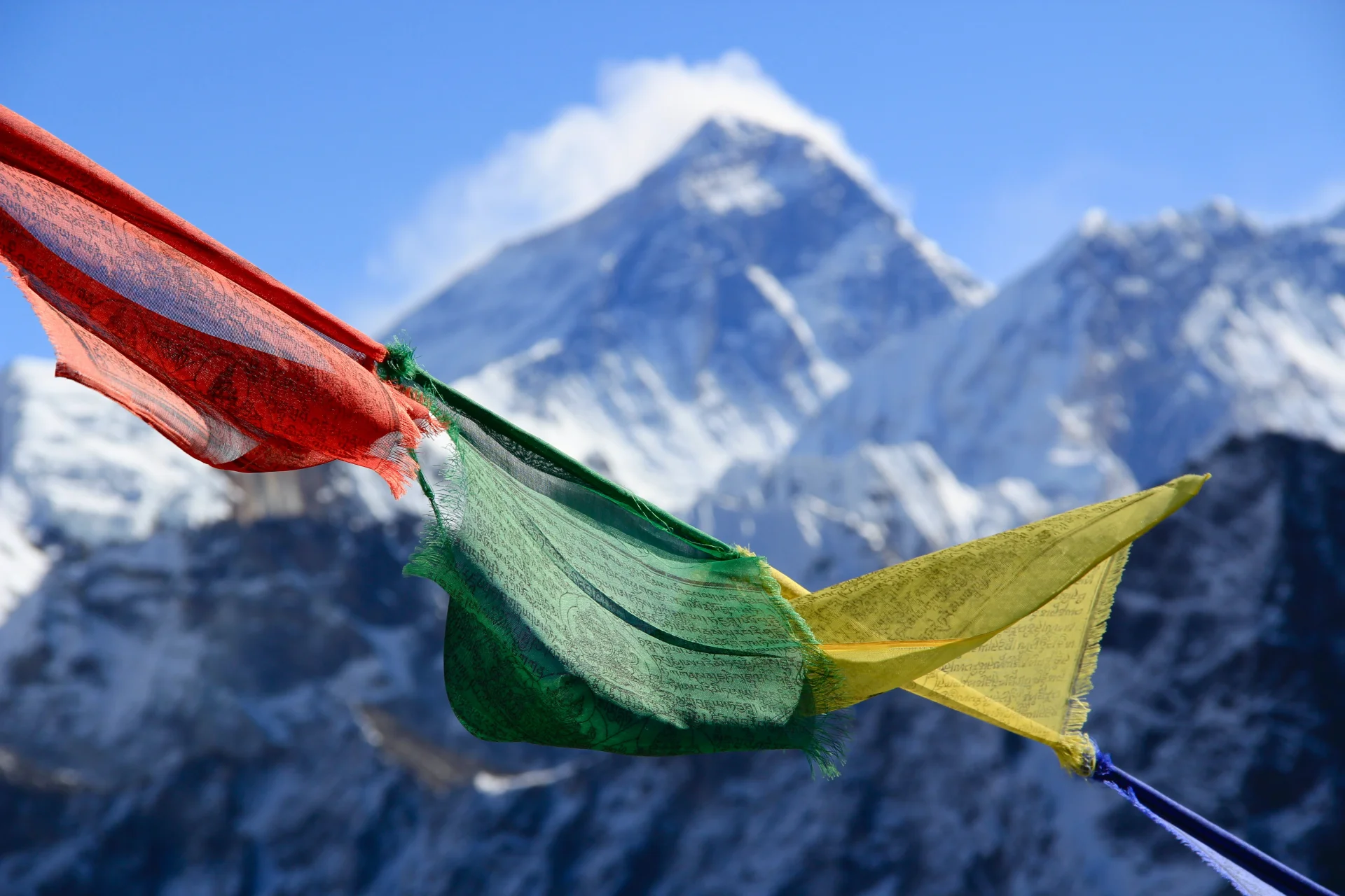 Wyprawa na Mount Everest to spore koszty, konieczność zadbania o dobry sprzęt wspinaczkowy, a przede wszystkim wyzwanie wymagające treningów i kondycji. Wyprawa na Mount Everest to spore koszty, konieczność zadbania o dobry sprzęt wspinaczkowy.