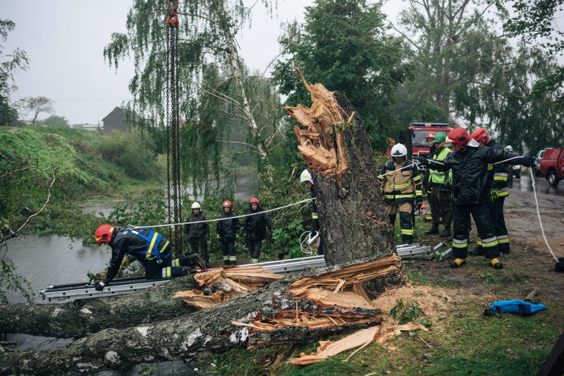 Do setek strażaków i wolontariuszy dołączy... 30 żołnierzy.