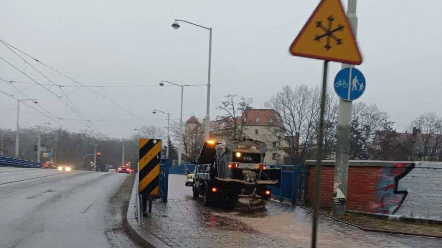 Ogromne utrudnienia na drogach i chodnikach we Wrocławiu.