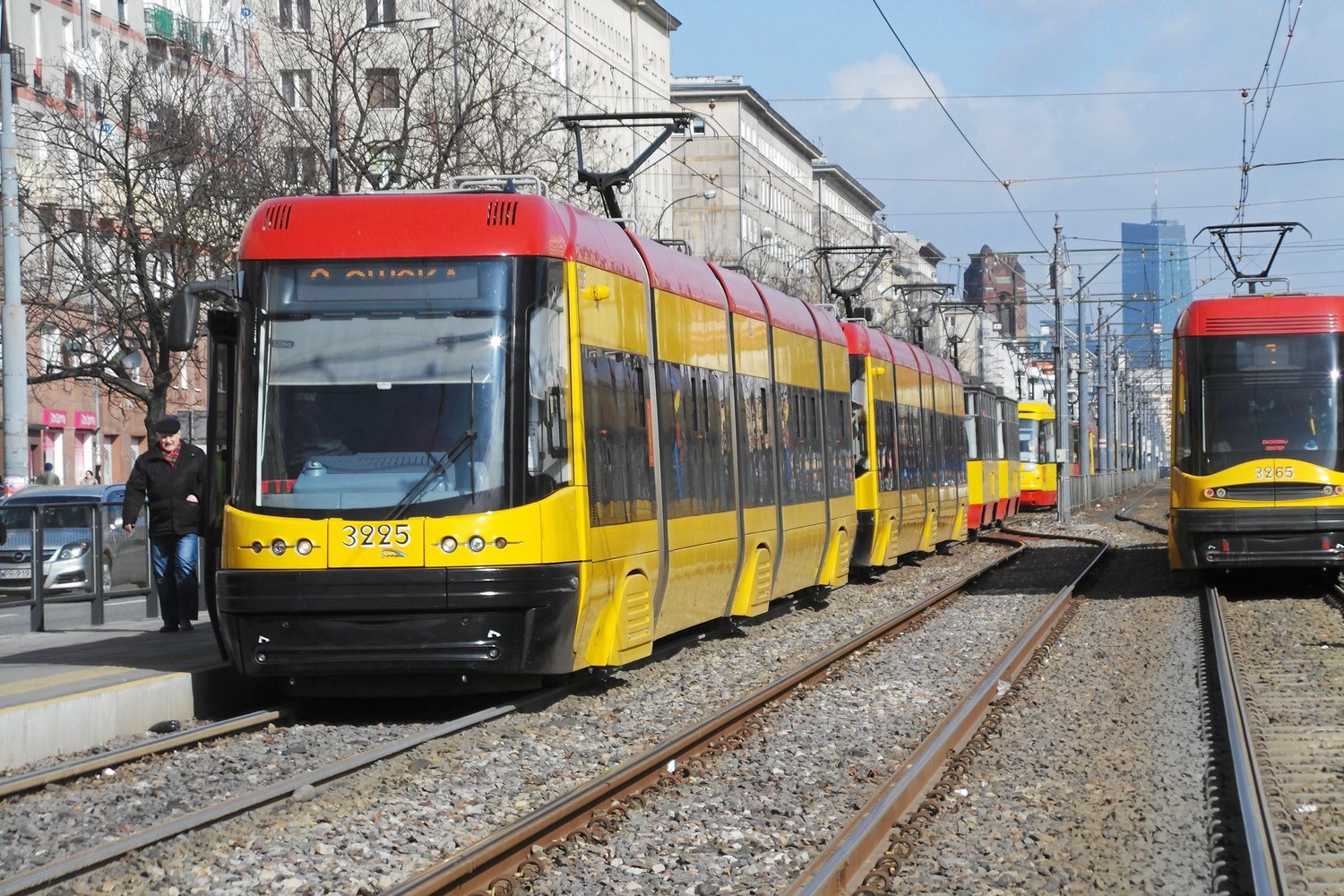 Motornicza warszawskiego tramwaju zwróciła pasażerom uwagę na brak maseczek. Została pobita.