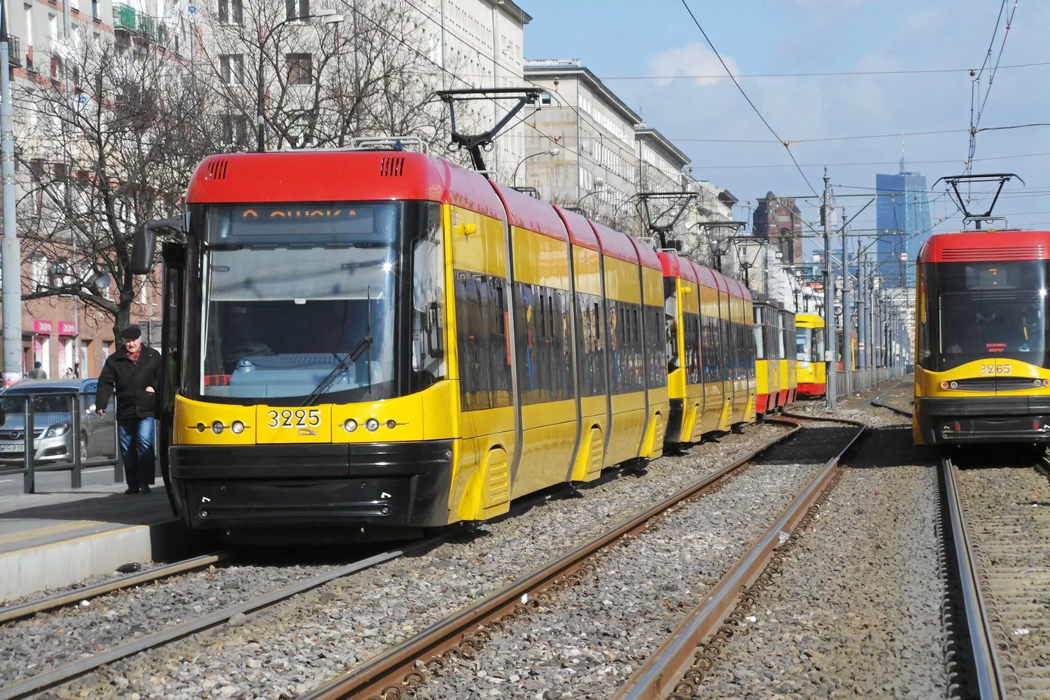 Motornicza warszawskiego tramwaju zwróciła pasażerom uwagę na brak maseczek. Została pobita.