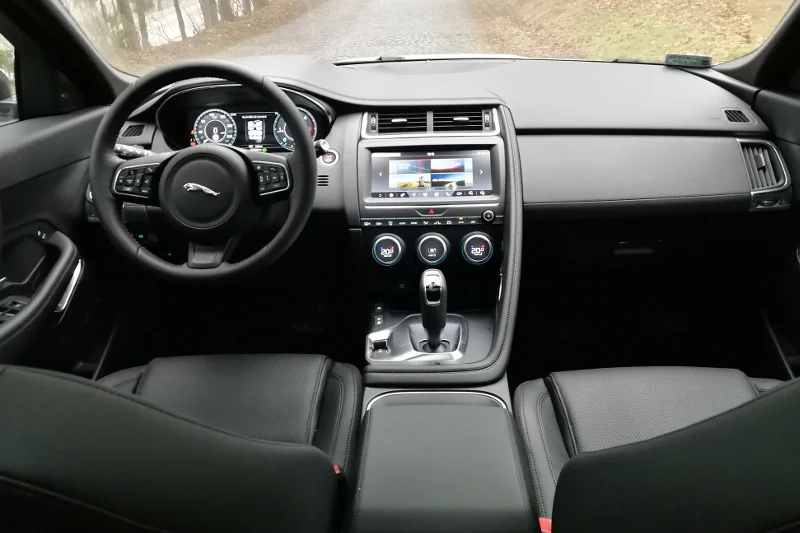 Jaguar E-Pace nie jest dużym autem, ale po 1000 przejechanych kilometrów w ogóle nie narzekałem na komfort jazdy.