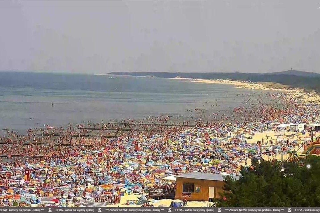Na plaży w Łebie dzikie tłumy. Prawie jak na ulicy w Chinach