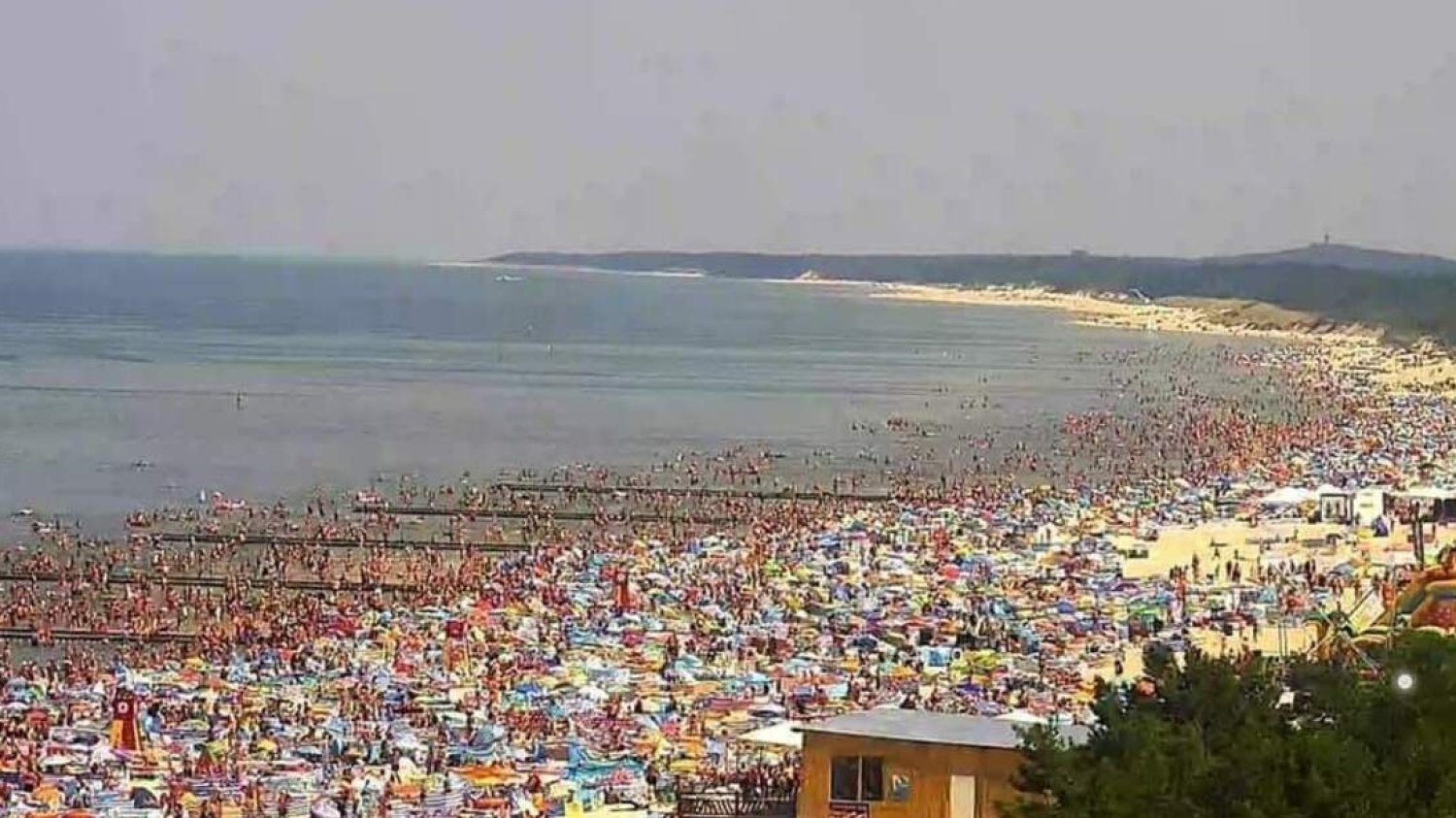 Na plaży w Łebie dzikie tłumy. Prawie jak na ulicy w Chinach