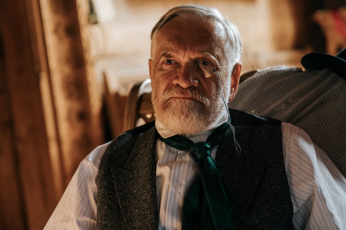Andrzej Seweryn jako Joseph Conrad w filmie "Niebezpieczni dżentelmeni".