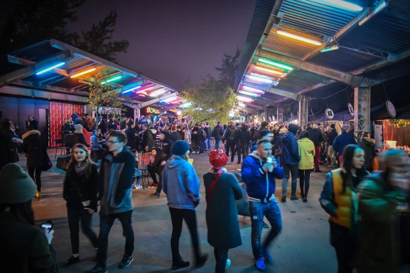 Na zdjęciu Nocny Market w Warszawie - wtedy jeszcze kolejek do baru nie zaobserwowano (21. 04.2017 r.)