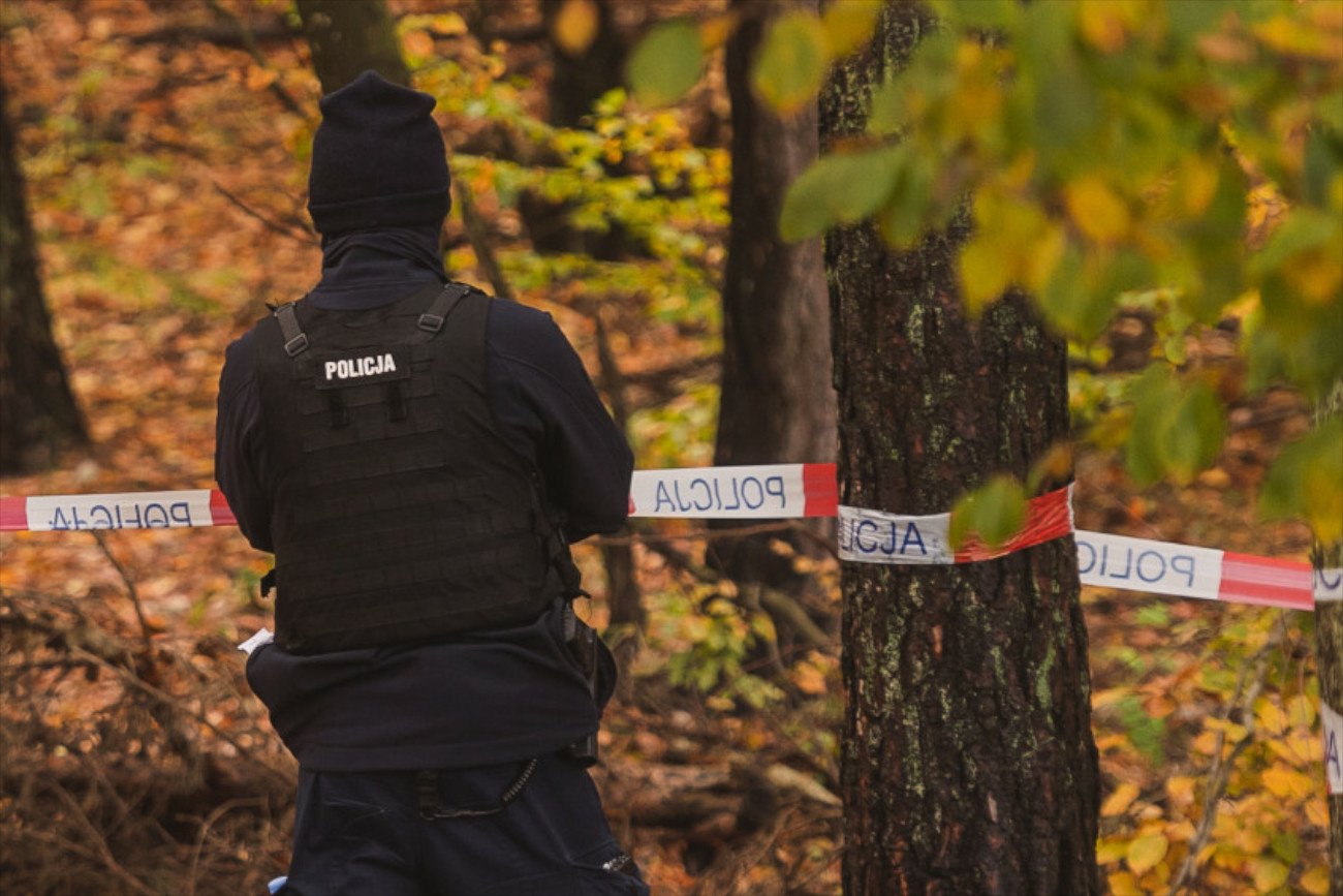 Ełk. Podczas spaceru z psem trafił w zaroślach na czaszkę kobiety