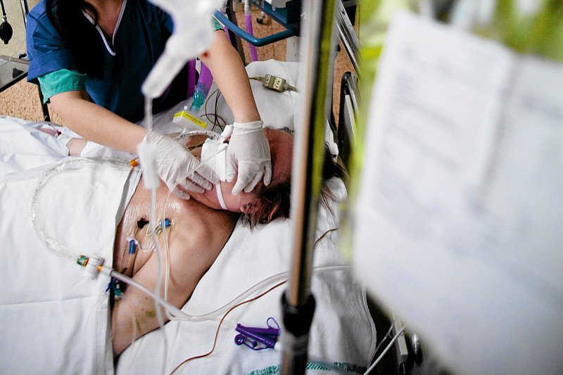 Uporczywa terapia często przysparza umierającym tylko niepotrzebnych cierpień, a nawet zmusza do wielokrotnego przeżywania agonii.