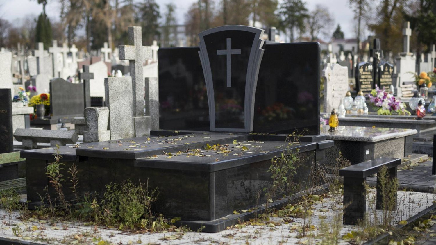 Jak wykupić sobie grób za życia? W naTemat.pl wyjaśniamy podstawowe zasady rezerwacji własnego miejsca na cmentarzu. Grób zarezerwowany za życia.