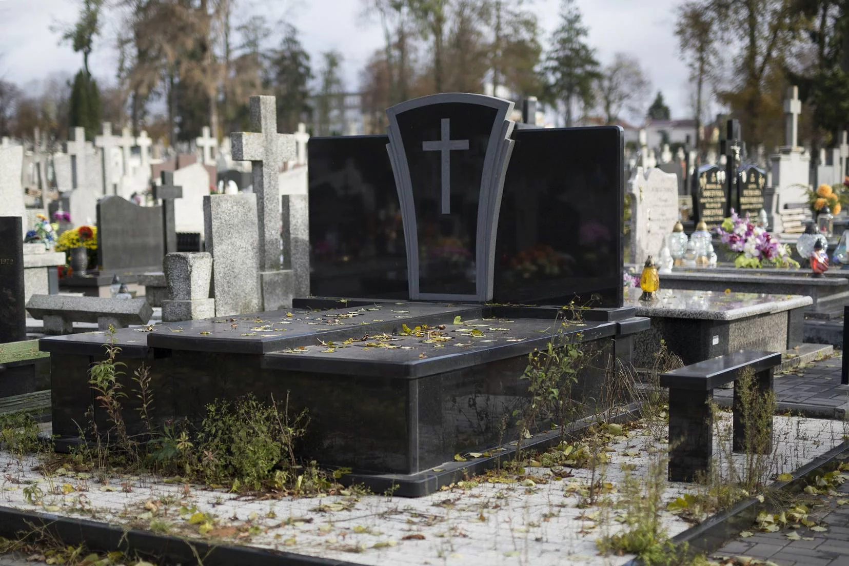 Jak wykupić sobie grób za życia? W naTemat.pl wyjaśniamy podstawowe zasady rezerwacji własnego miejsca na cmentarzu. Grób zarezerwowany za życia.