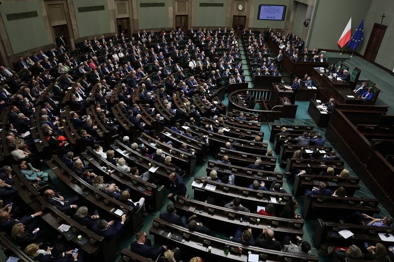 Posłowie Ko głosowali z zagranicy. Prawo tego zabrania.