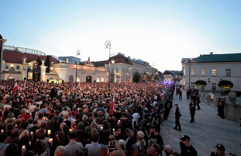 Przed Pałacem Prezydenckim zebrały się tłumy, które protestują przeciwko zmianom PiS w sądownictwie