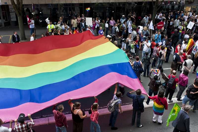 Homoseksualiści we Francji domagali się legalizacji małżeństw osób tej samej płci. Spotkali się z silnym sprzeciwem reszty społeczeństwa.