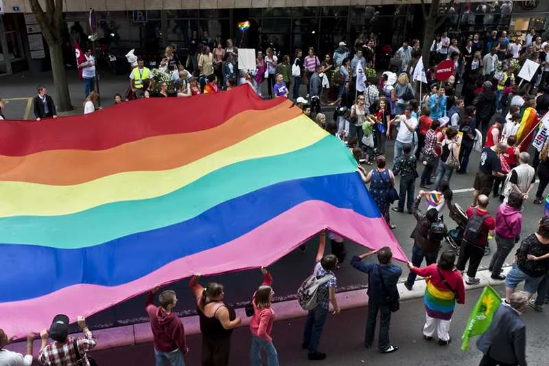 Homoseksualiści we Francji domagali się legalizacji małżeństw osób tej samej płci. Spotkali się z silnym sprzeciwem reszty społeczeństwa.